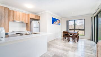 Deluxe Townhome, 3 Bedrooms | Private kitchen | Fridge, microwave, oven, stovetop