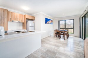 Deluxe Townhome, 3 Bedrooms | Private kitchen | Fridge, microwave, oven, stovetop - Convenient 3 Bedroom House with Parking (Morayfield)