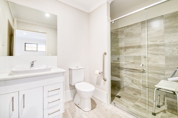 Deluxe Townhome, 2 Bedrooms | Bathroom | Shower, free toiletries, hair dryer, towels - Spacious and Peaceful 2 Bedroom Retreat (Morayfield)