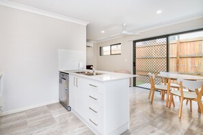 Deluxe Townhome, 2 Bedrooms | Private kitchen