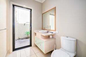 Deluxe House, 4 Bedrooms | Bathroom