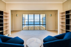 Deluxe House, 4 Bedrooms | Living room