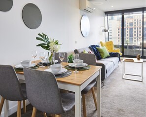 Appartement Deluxe, 2 chambres | Repas dans la chambre