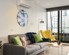 디럭스 아파트, 침실 2개 | 거실 | LED TV