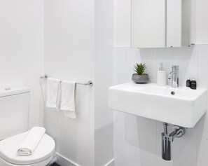 Bathroom - Comfort and Style in Convenient Location (Melbourne)