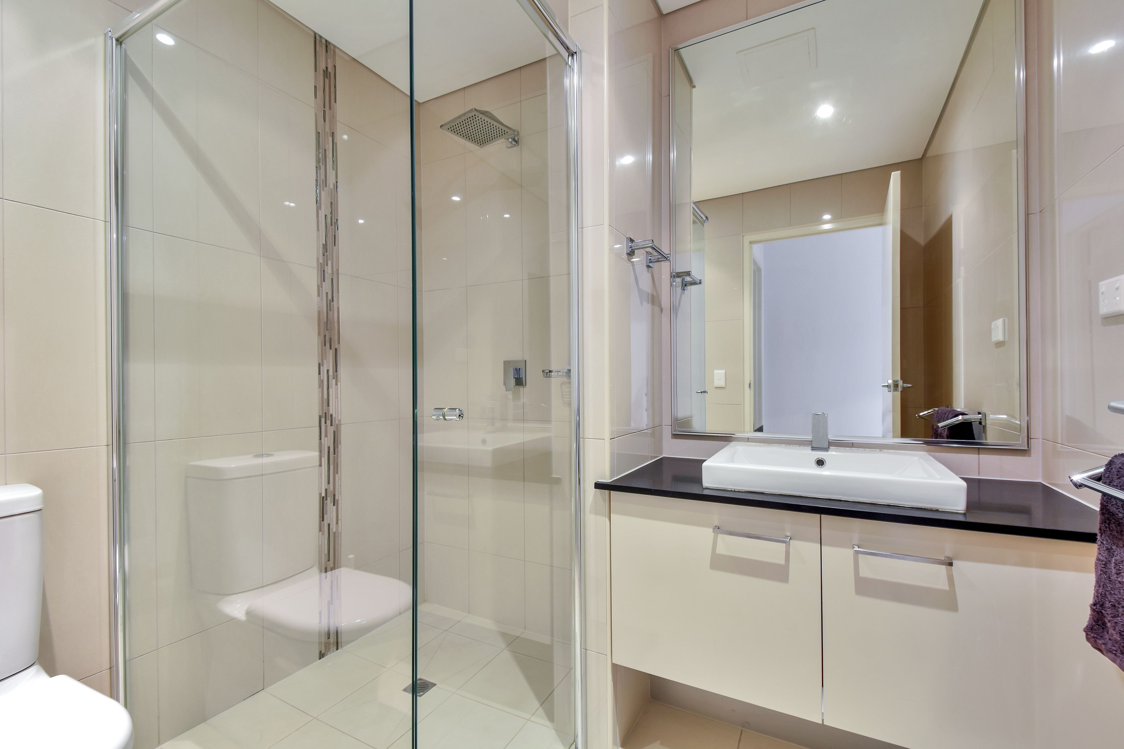 Deluxe Apartment, 2 Bedrooms | Bathroom | Shower, free toiletries, hair dryer, towels