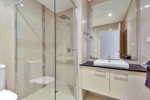 Apartament Deluxe, 2 dormitoris | Bany | Dutxa, articles de tocador gratuïts, assecador de cabells i tovalloles 