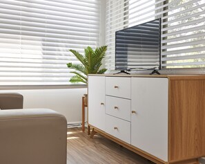 Deluxe-huoneisto, 1 makuuhuone | Olohuone | LED-televisio