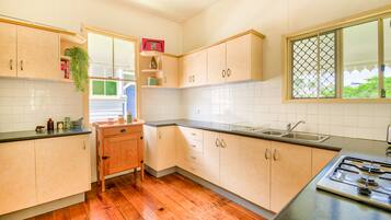 Deluxe House, 3 Bedrooms | Private kitchen | Fridge, microwave, oven, stovetop