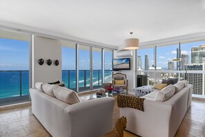 Deluxe Apartment, 2 Bedrooms | Living room