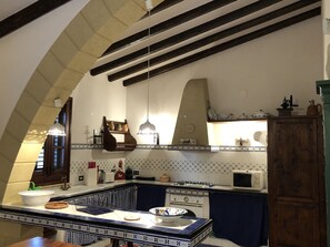 冰箱、微波炉、烤箱、炉灶