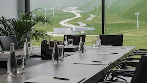 Une salle de conférence avec vue sur une route sinueuse et des collines.