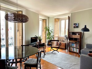 Fernseher, DVD-Player, Bücher, Stereoanlage