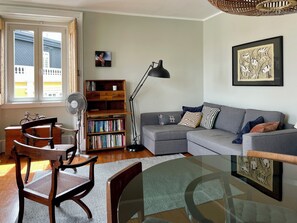 TV, DVD-spiller, bøker og stereoanlegg