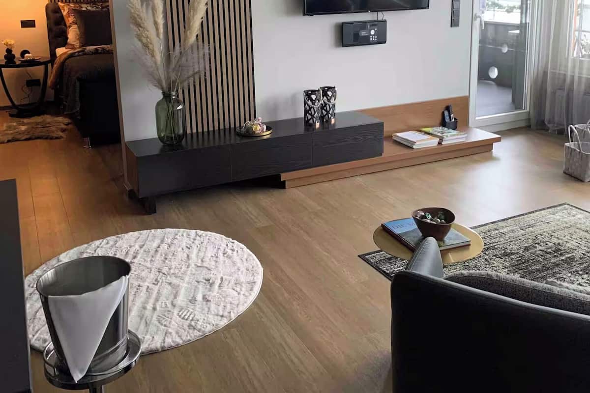 Luxury Condo | Ruang tamu | 48 inci televisyen skrin rata dengan satelit, TV, pendiangan