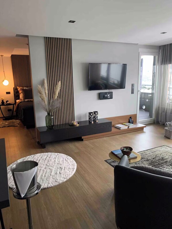 Condo luxueux | Aire de séjour | Téléviseur à écran plat de 48 po avec télévision par satellite