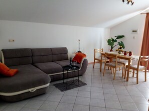 คอมฟอร์ทอพาร์ทเมนท์, 1 ห้องนอน, ระเบียง (Breskva) | บริเวณนั่งเล่น | ทีวีจอแบน