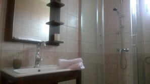 Appartement Confort, 1 chambre, balcon (Breskva) | Salle de bain | Baignoire profonde, articles de toilette (gratuits), séchoir à cheveux