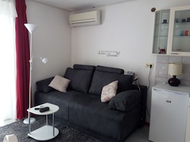 Appartement supérieur, terrasse, face à la mer (Crveni) | Aire de séjour | Téléviseur à écran plat