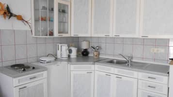 Superior appartement, terras, uitzicht op zee (Crveni) | Privékeuken | Een koelkast, een kookplaat, een waterkoker, een broodrooster