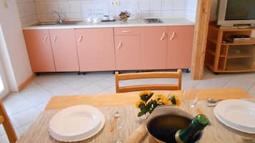 Comfort appartement, 1 slaapkamer, balkon (Breskva) | Privékeuken | Een koelkast, een kookplaat, een waterkoker, een broodrooster