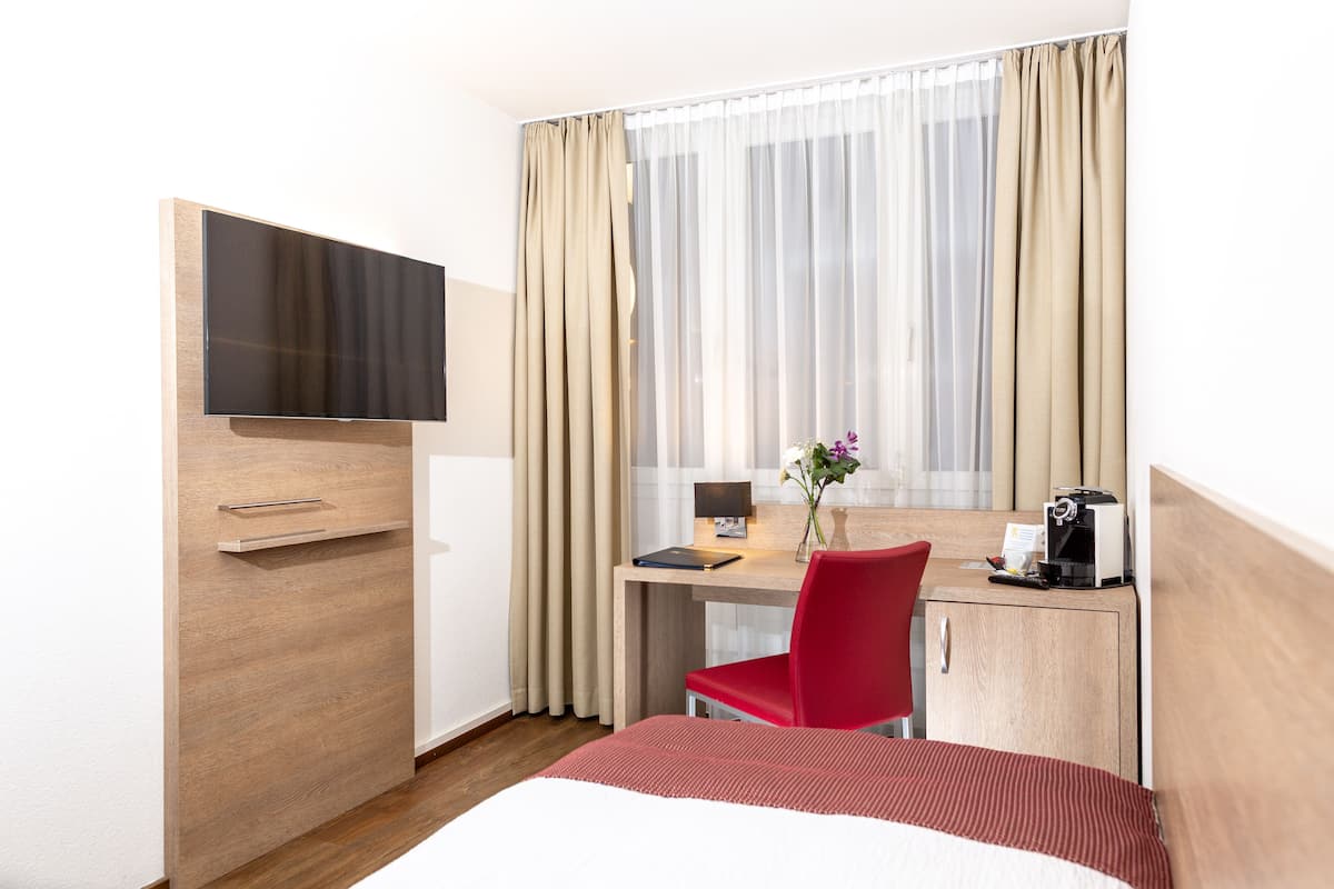 Eenpersoonskamer | 1 slaapkamer, een kluis op de kamer, een bureau, gratis wifi