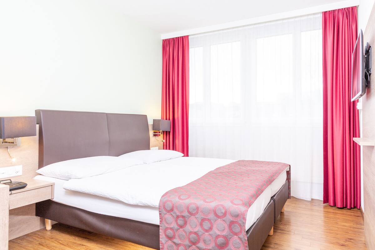 Modern Comfort Room | In-room safe, desk, WiFi (free), bed sheets