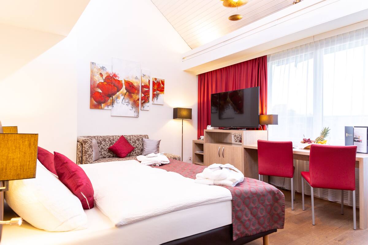 Junior Suite with balcony | In-room safe, desk, WiFi (free), bed sheets