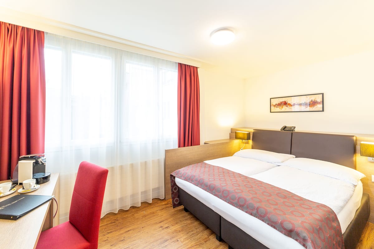 Kamer | 1 slaapkamer, een kluis op de kamer, een bureau, gratis wifi