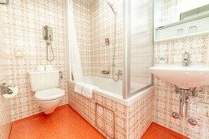 Family Suite with balcony | Bathroom