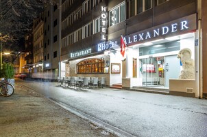 Fachada de la propiedad por la tarde o noche