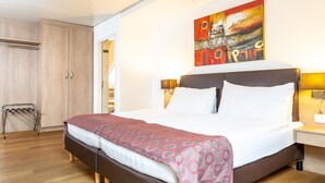 In-room safe, desk, WiFi (free), bed sheets - Hotel Alexander (Basel)