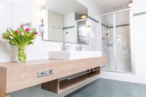 Shower, hair dryer, towels - Hotel Alexander (Basel)