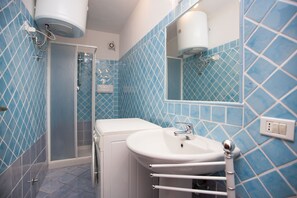 Departamento, 2 habitaciones, para no fumadores | Baño | Regadera, regadera tipo lluvia, bidet, toallas 