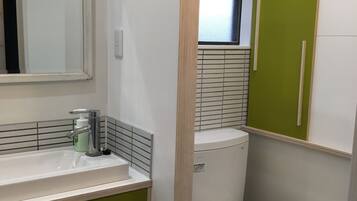 House | Bilik Mandi | Pancuran mandi, pengering rambut, selipar, tuala disediakan