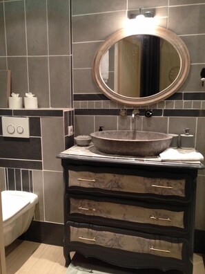 Double Room (Morisot) | Bathroom | Shower, free toiletries, hair dryer, bathrobes