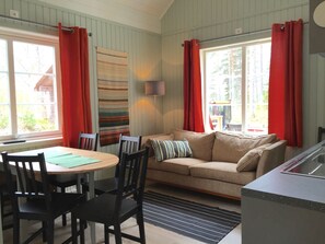 Chalet rustique de base, vue sur le lac (Kollerudsstugan) | Aire de séjour | Téléviseur à écran plat