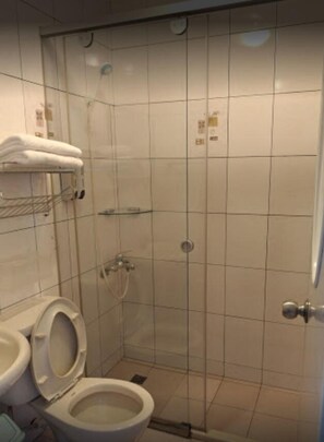 Ducha, artículos de tocador gratuitos, secador de pelo, pantuflas