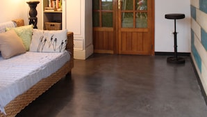 Une pièce confortable avec un lit, une bibliothèque et une porte en bois.
