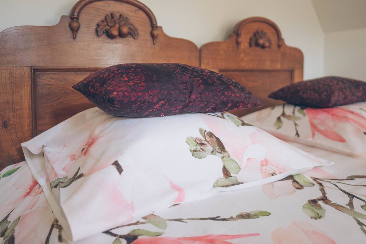 Suite junior | Ropa de cama de alta calidad, edredones de plumas, camas supletorias