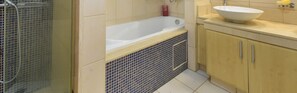 Apartment, 2 Schlafzimmer | Badezimmer | Badewanne und Dusche (separat), Handtücher