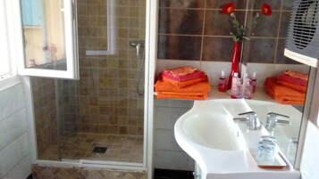 客房, 2 张单人床 | 浴室 | 淋浴设施、免费洗浴用品、吹风机、毛巾