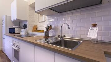 Apartment (2 Bedrooms) | Private kitchen | Full-size fridge, microwave, oven, stovetop