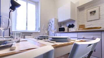 Leilighet (2 Bedrooms) | Eget kjøkken | Kjøleskap, mikrobølgeovn, ovn og kokeplater