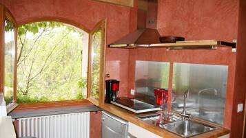 Een koelkast, een microgolfoven, een oven, een kookplaat