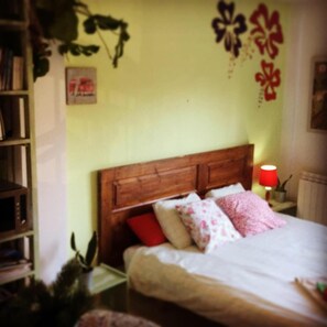Decoración individual, mobiliario individual, wifi gratis y ropa de cama