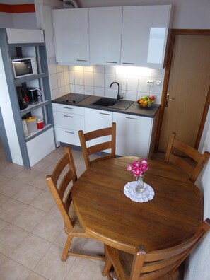 Geladeira, micro-ondas, cooktop, cafeteira/chaleira