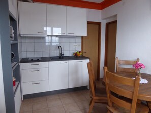 ثلاجة، ميكروويف، موقد طهي مسطح، ماكينة لصنع القهوة/الشاي