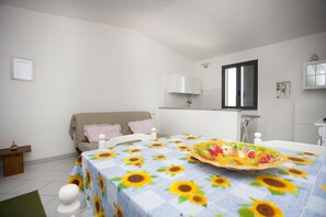 Appartement, 1 chambre | Repas dans la chambre