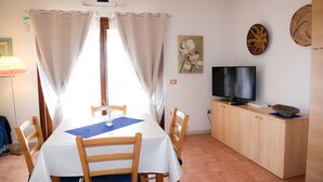 Appartement, 2 chambres, rez-de-chaussée | Coin séjour | Télévision à écran plat